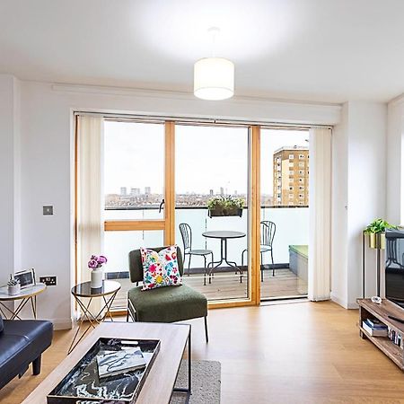 Trendy Queen'S Park Apartment With Views Across Londen Buitenkant foto