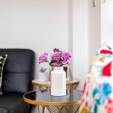 Trendy Queen'S Park Apartment With Views Across Londen Buitenkant foto