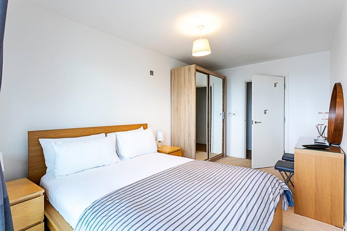 Trendy Queen'S Park Apartment With Views Across Londen Buitenkant foto