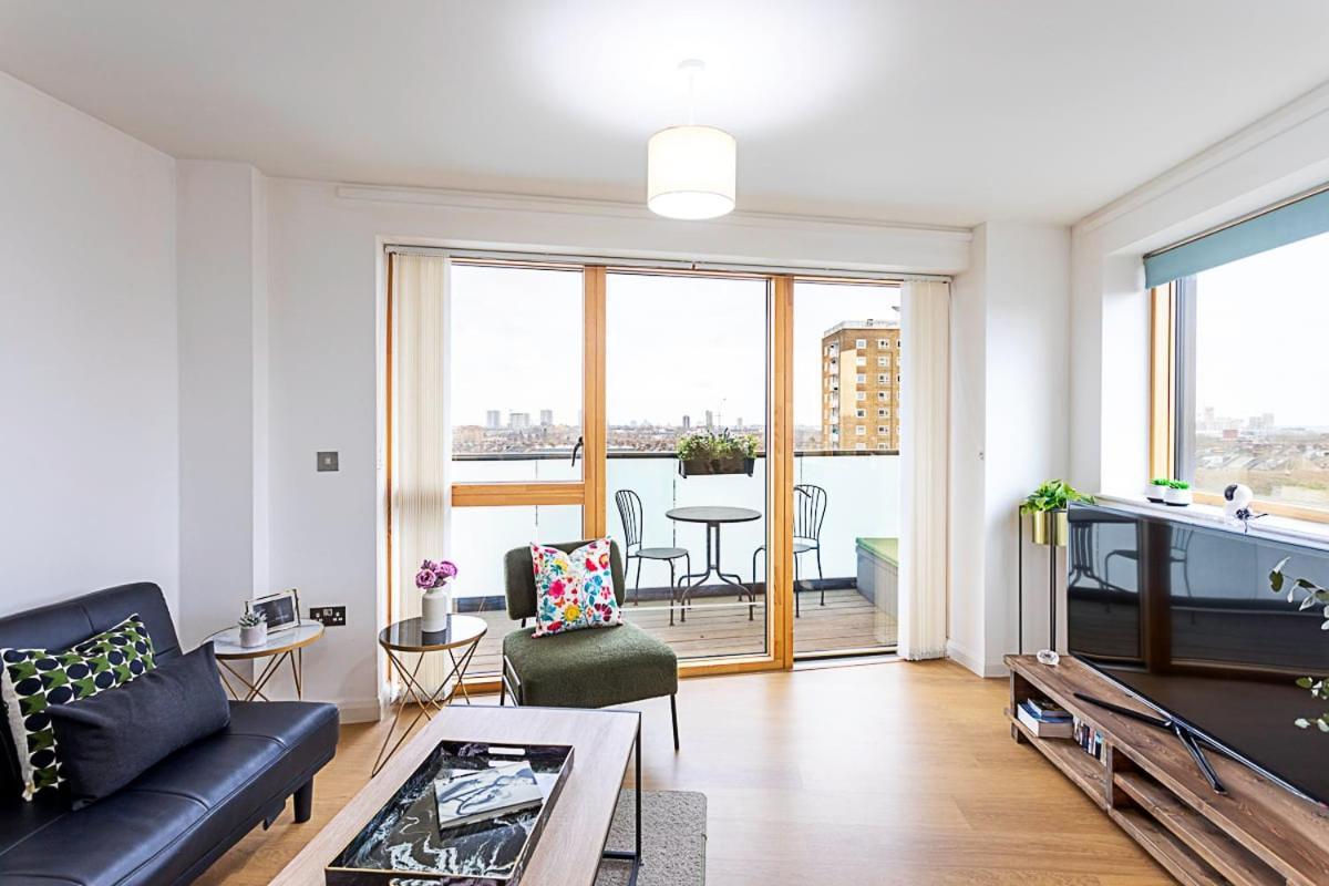 Trendy Queen'S Park Apartment With Views Across Londen Buitenkant foto