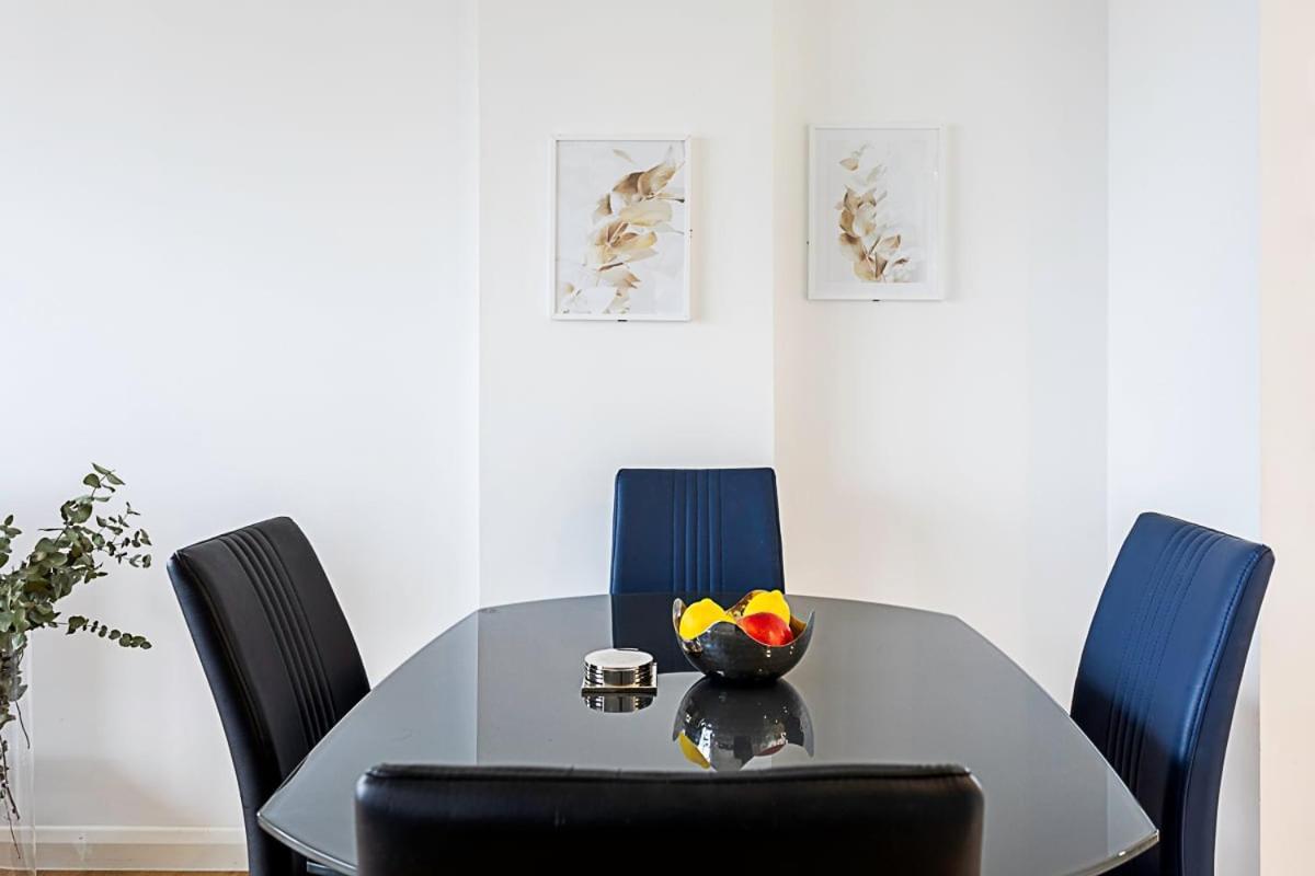 Trendy Queen'S Park Apartment With Views Across Londen Buitenkant foto
