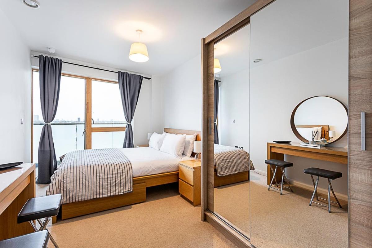 Trendy Queen'S Park Apartment With Views Across Londen Buitenkant foto
