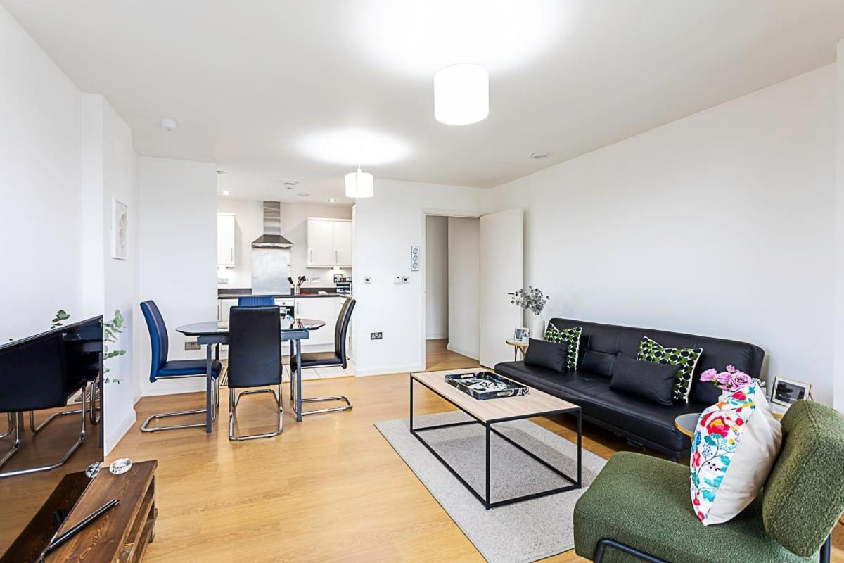 Trendy Queen'S Park Apartment With Views Across Londen Buitenkant foto