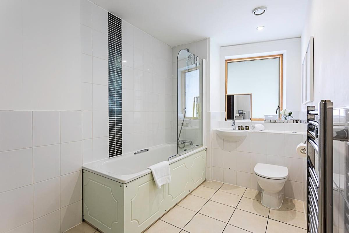 Trendy Queen'S Park Apartment With Views Across Londen Buitenkant foto